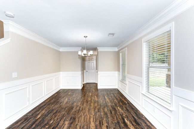 Building Photo - Large Updated 3 Bed / 2.5 Bath Home