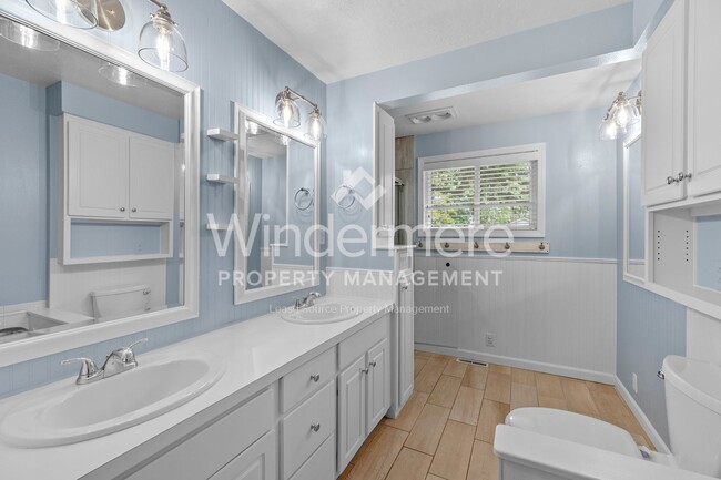 Building Photo - Desirable Rancher style home located in Ce...