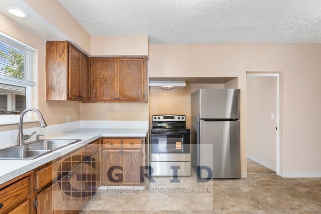 Building Photo - GPM657 - SE Raymond Ct. (T1)