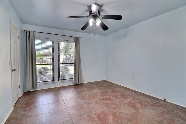 Building Photo - 3-Bed Home with Fireplace & Large Patio in Live Oak