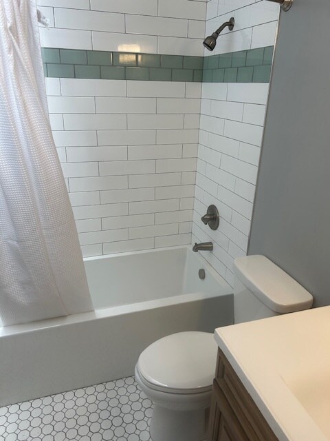 Bathroom and tub - 1534 Manhattan Beach Blvd