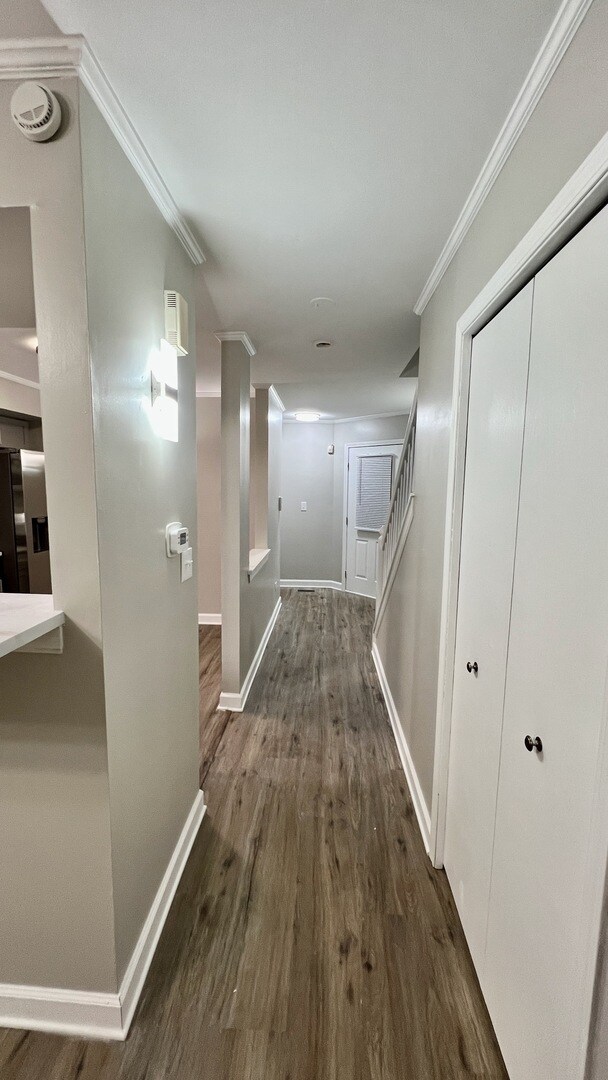 Building Photo - 1926 Grove Ave