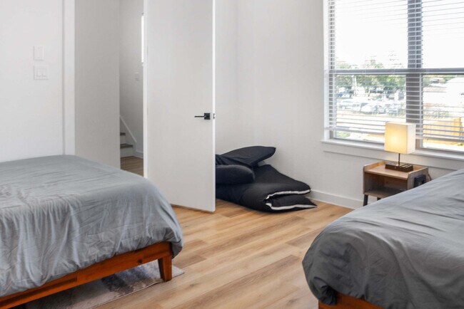 Building Photo - 6740 Peerless St