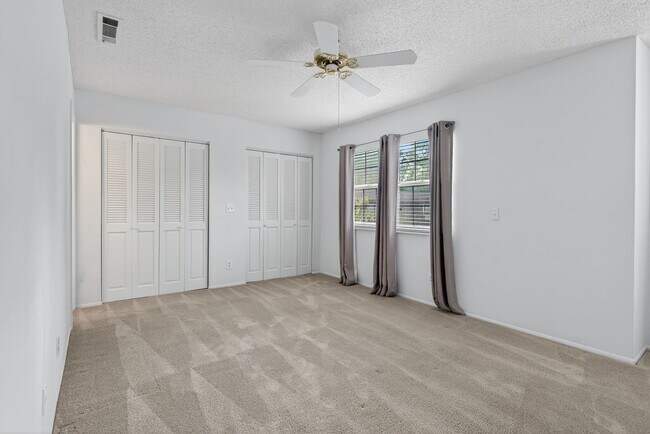 Building Photo - Spacious & Exciting Townhome style Condo