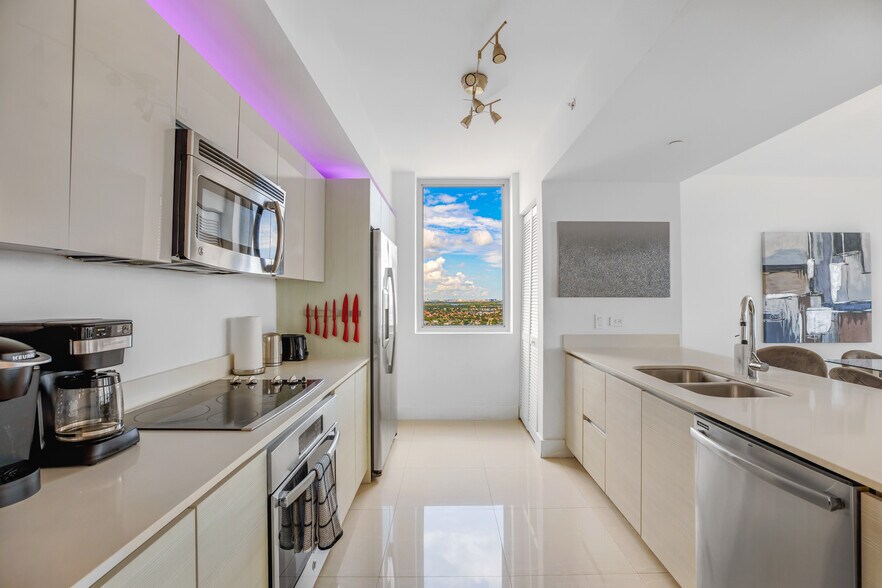 Building Photo - 2600 E Hallandale Beach Blvd