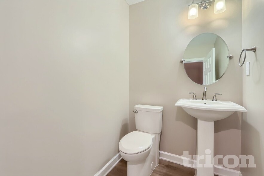 Building Photo - 530 N Oakland Cir