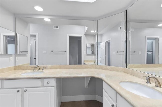 Building Photo - 7701 Rialto Blvd