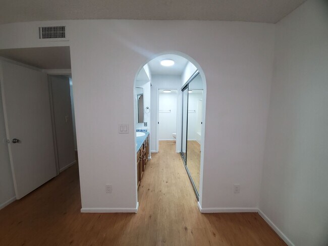 Building Photo - 839 S Westwood