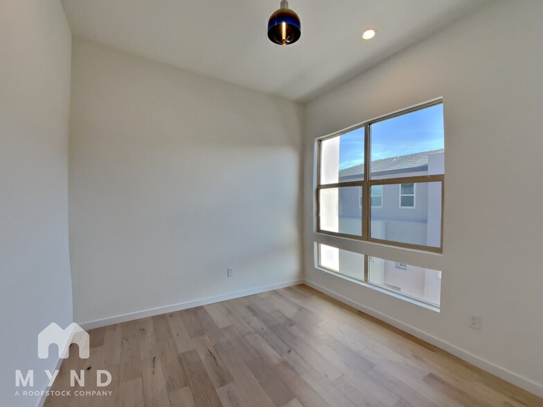 Building Photo - 635 Grey Saker St