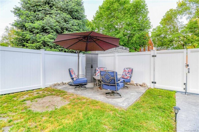 Building Photo - 105 Main St