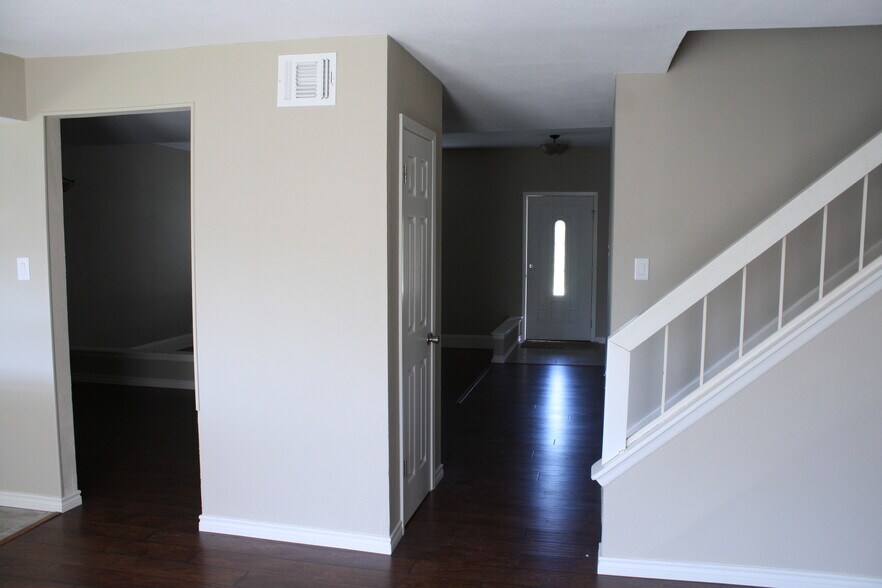 Building Photo - 5354 Maple Vis