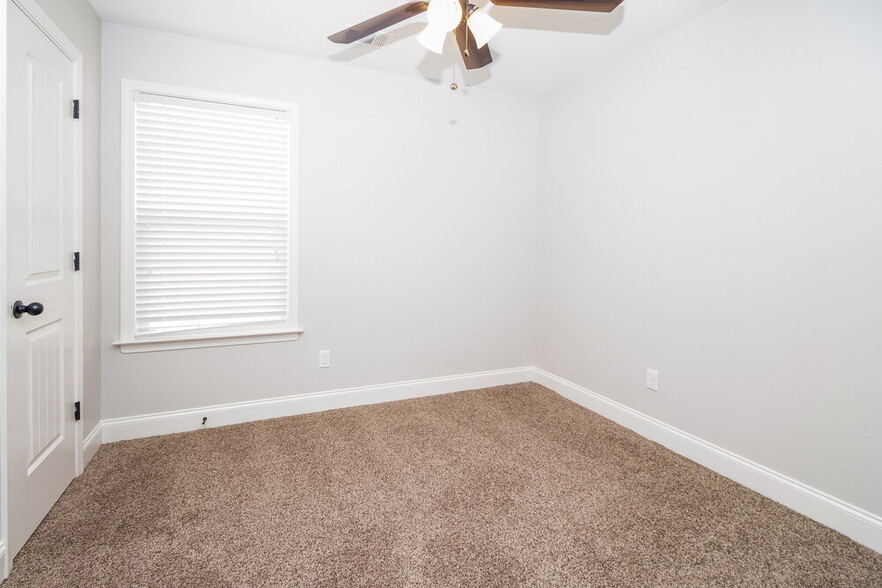 Building Photo - 3080 Magnolia Dr