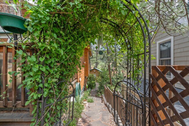 Building Photo - Cozy Green Mountain Falls Cottage