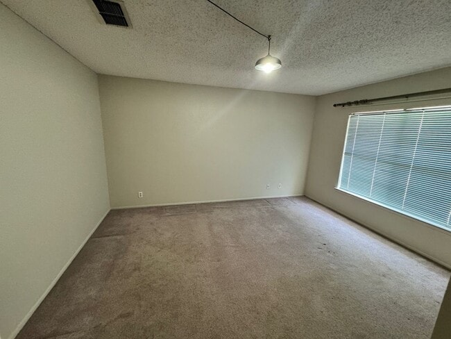 Building Photo - Ready For Move In! Roomy 2 bedroom 1 bath ...