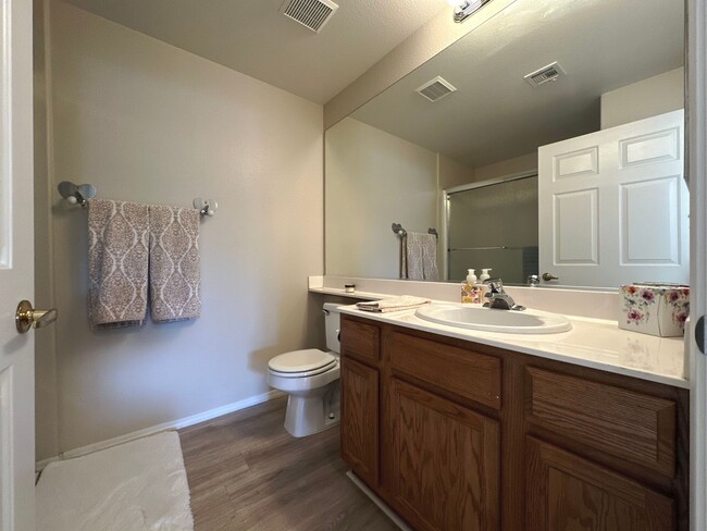 Building Photo - Fully furnished 2 bedroom condo w/den in g...