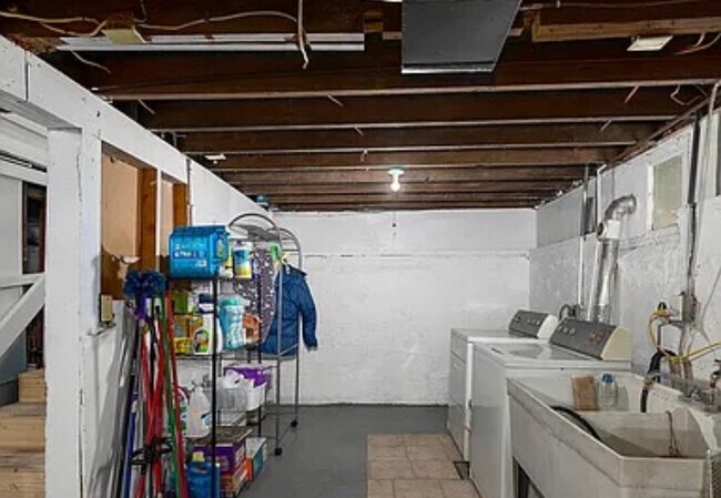 Building Photo - 1318 Division St