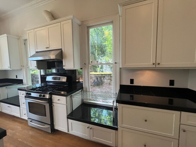 Building Photo - Charming 3 Bed 3.5 Bath home in Southwest ...