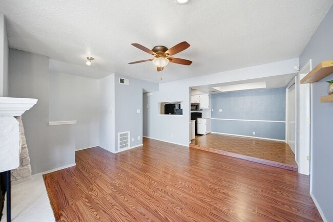 Building Photo - Move-in ready 2-bed, 2-bath condo in the d...