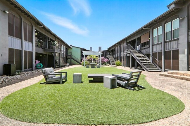 Building Photo - 909 Reinli St