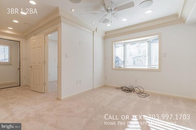 Building Photo - Arlington dulpex, top unit w/bacony overlo...