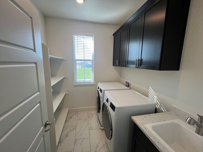 Building Photo - Beautiful Northlake Property Next to Park