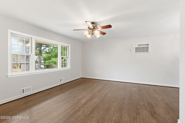 Building Photo - 536 River Dr