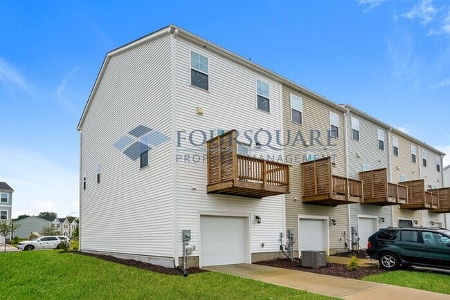 Building Photo - Three Story Town Home | Entry Level Bedroo...