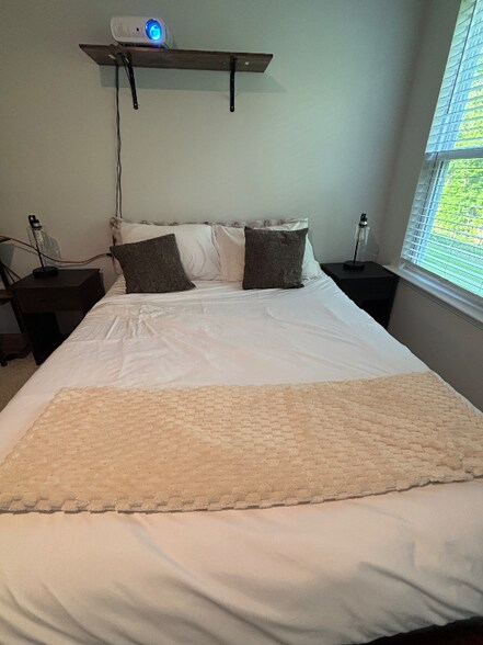 Building Photo - 125 E Sunrise Ln