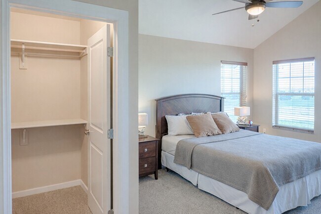 Building Photo - Dakota Ridge