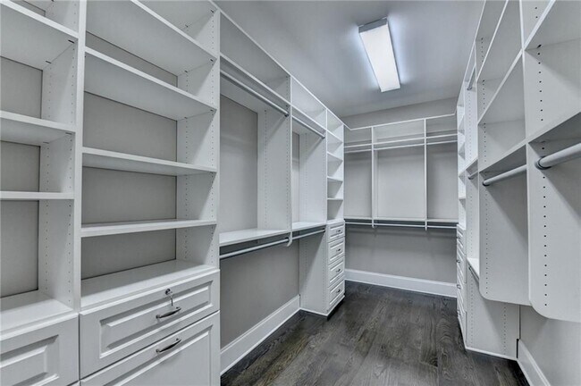 Building Photo - 11653 Parkside Ave