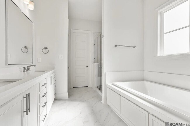 Building Photo - 3 Bedroom Home in Rouzan |Community Pool