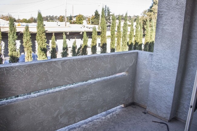 Building Photo - Modern Townhouse with Two Master Bedrooms!