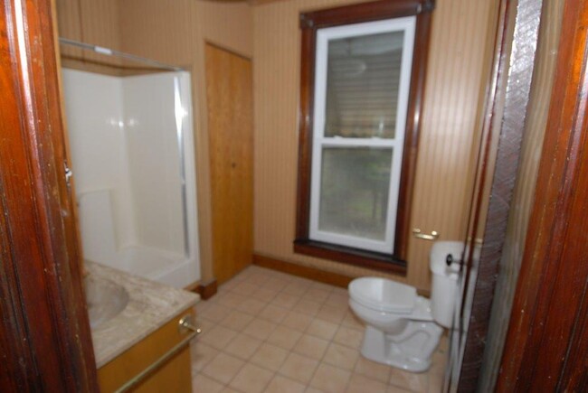 Building Photo - ROSEVILLE, OHIO 4-5 BEDROOOM HOUSE