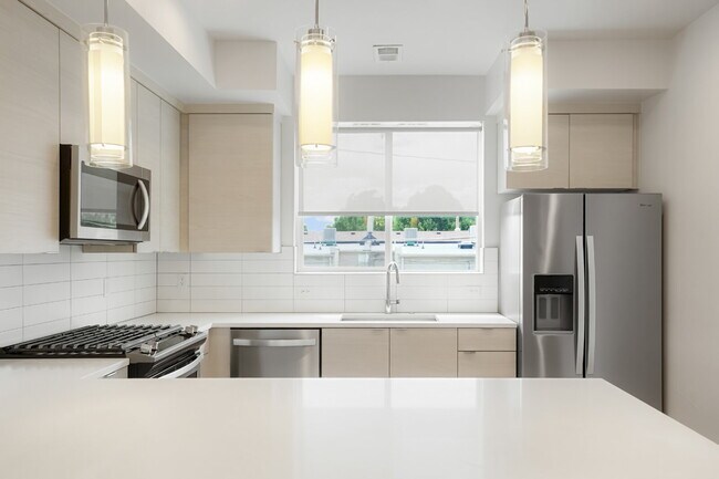 Building Photo - Stylish Sloan’s Lake Townhome with Rooftop...