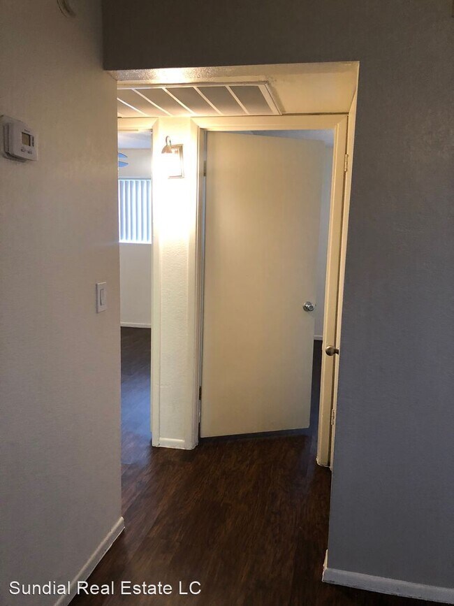 Building Photo - 1107 E University Dr