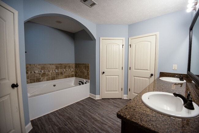 Building Photo - Beautiful home available from May 10!