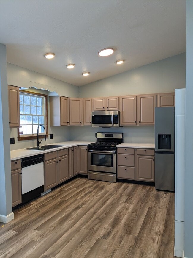 Building Photo - 3 bedroom 2.5 bathroom single family home in Chippewa Township