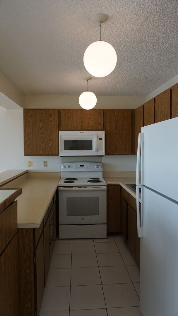 Building Photo - 2-bedroom, 1-bathroom unit with stunning m...
