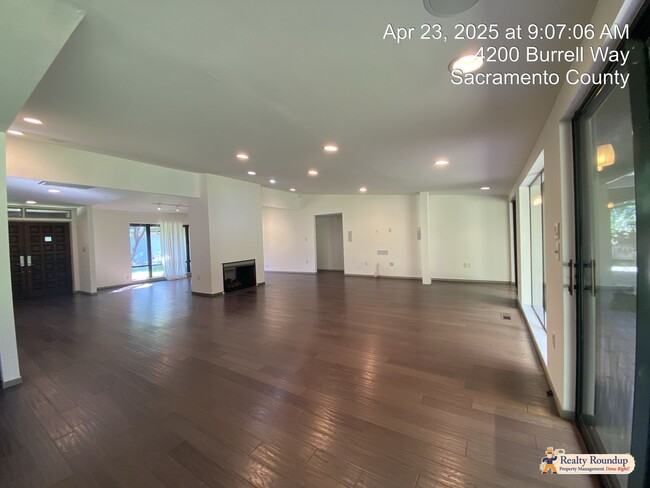 Building Photo - Sprawling Ranch with Open Floorplan & Exce...