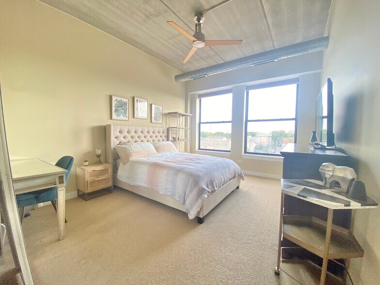 Master bedroom - 3245 N Ashland Ave