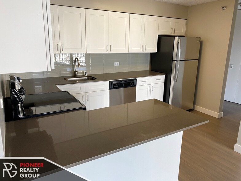 Building Photo - 2551 N Clark St