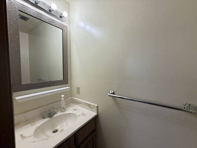Building Photo - 305 Hill Dr