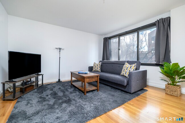 Building Photo - 300 Broad St