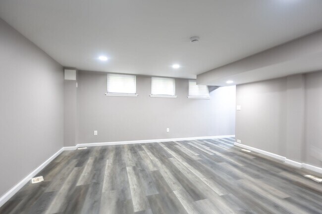 Building Photo - Lovely 3 BR/2 BA Semi-Detached Home in Nor...