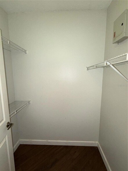 Building Photo - 550 Cranes Way