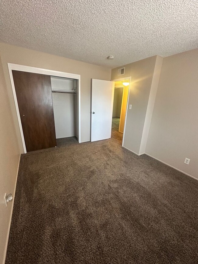 Building Photo - Updated Duplex Unit With Lincoln Schools