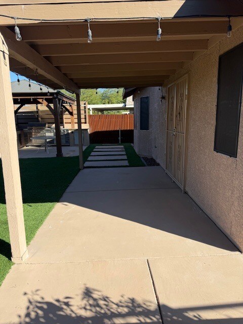 Building Photo - FOR RENT