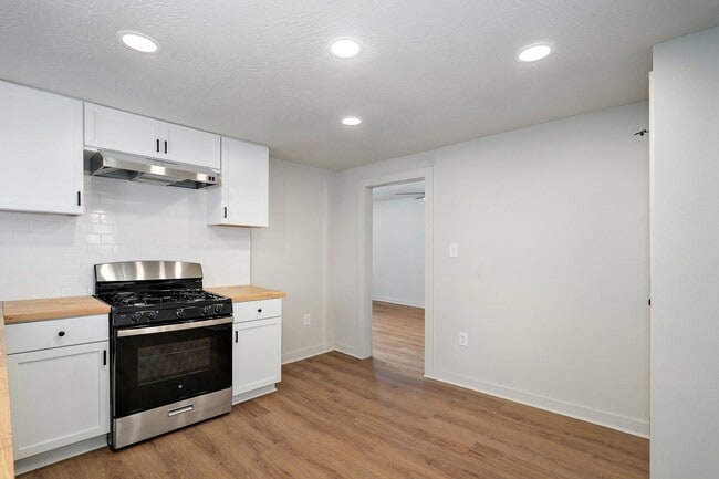 Building Photo - 3 Bedroom, 1 Bathroom remodeled house!
