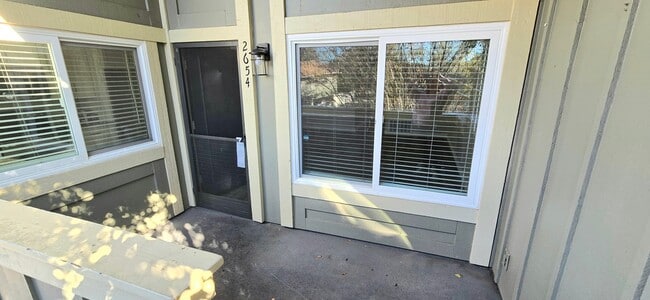 Building Photo - Must see! Beautiful upgraded condo in Thousand Oaks!