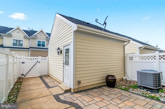 Building Photo - 612 Marina Landing Ln